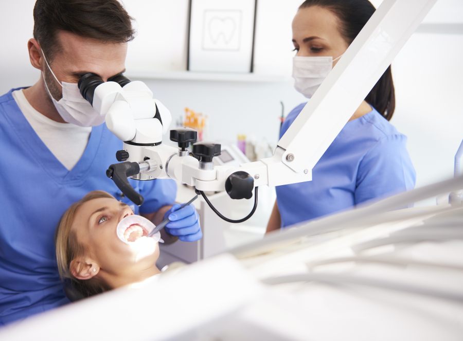 Leczenie kanałowe zębów pod mikroskopem – co warto wiedzieć przed wizytą w gabinecie stomatologicznym
